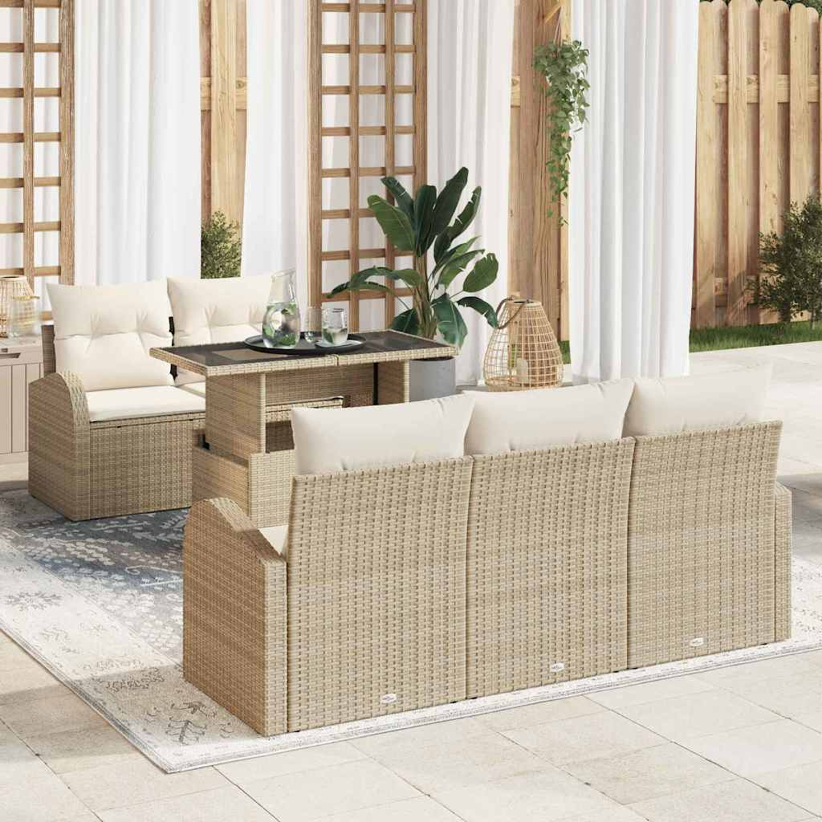 Terrassenset mit beigen Korbmöbeln, weißen Kissen, einem Tisch und Vorhängen. Ein Teppich und eine Pflanze sind ebenfalls sichtbar.