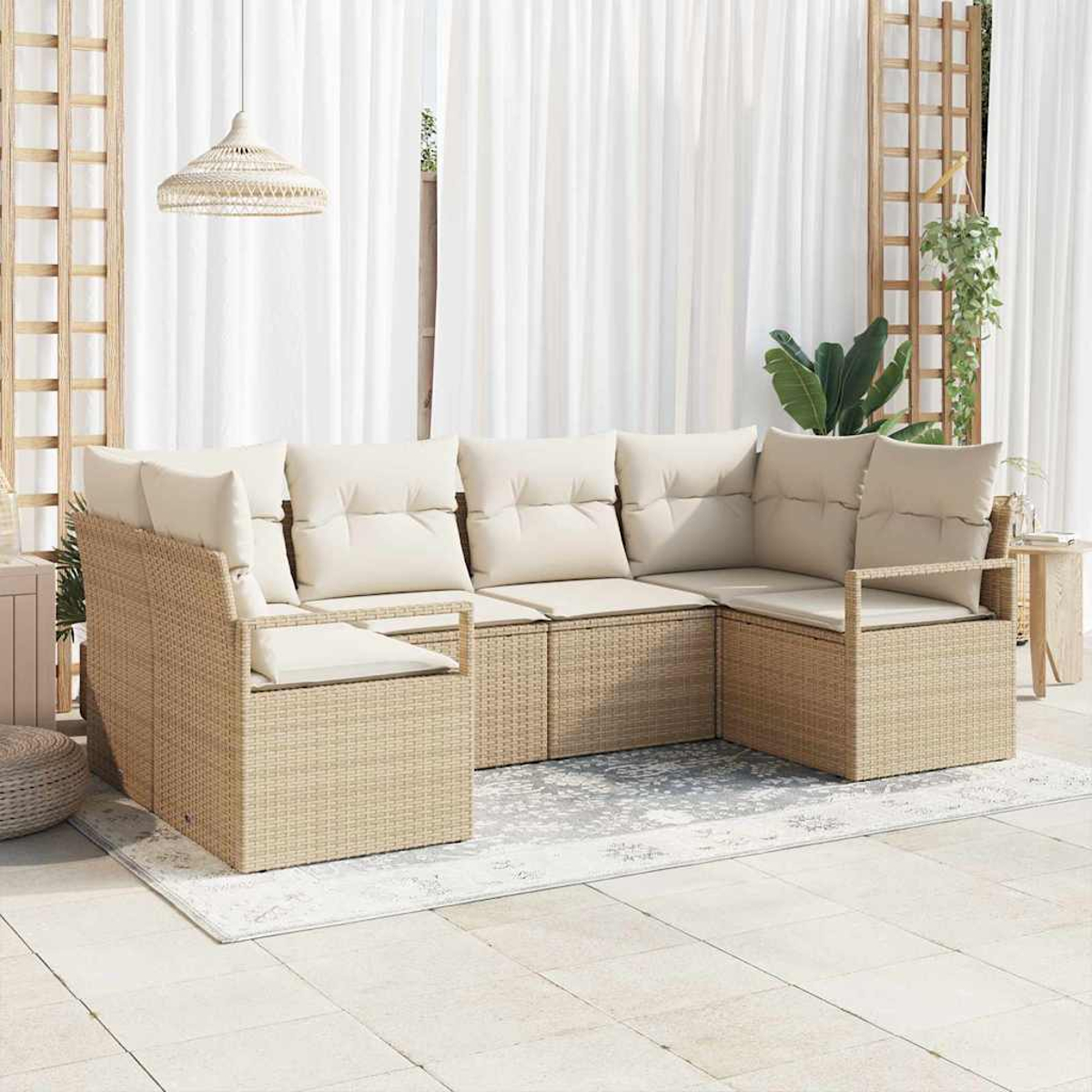 Outdoor-Ecksofa mit beigen Kissen. Die Szene umfasst weiße Vorhänge, eine Hängelampe und dekoratives Holzgitter.