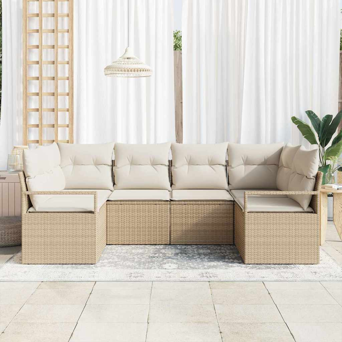 Outdoor-Ecksofa mit beigen Kissen. Weidenrahmen. Weiße Vorhänge und eine Hängelampe im Hintergrund. Fliesenboden und ein Teppich.