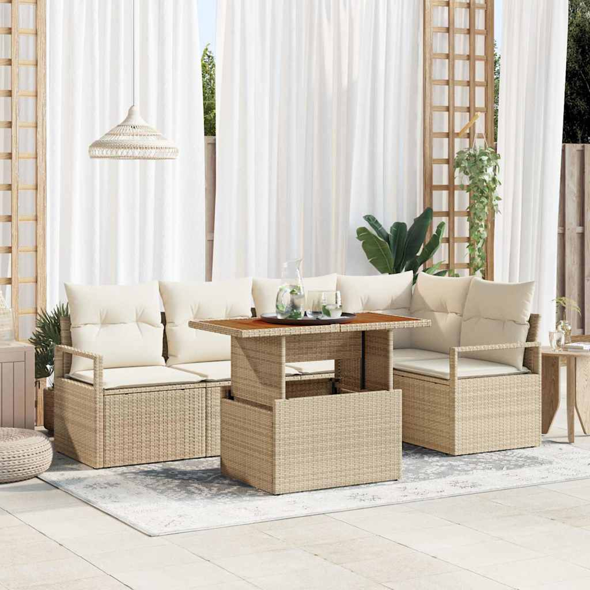 Gartenmöbel-Set aus Korbgeflecht mit Tisch, Sofa und Stühlen, vor dem Hintergrund weißer Vorhänge und Grün.