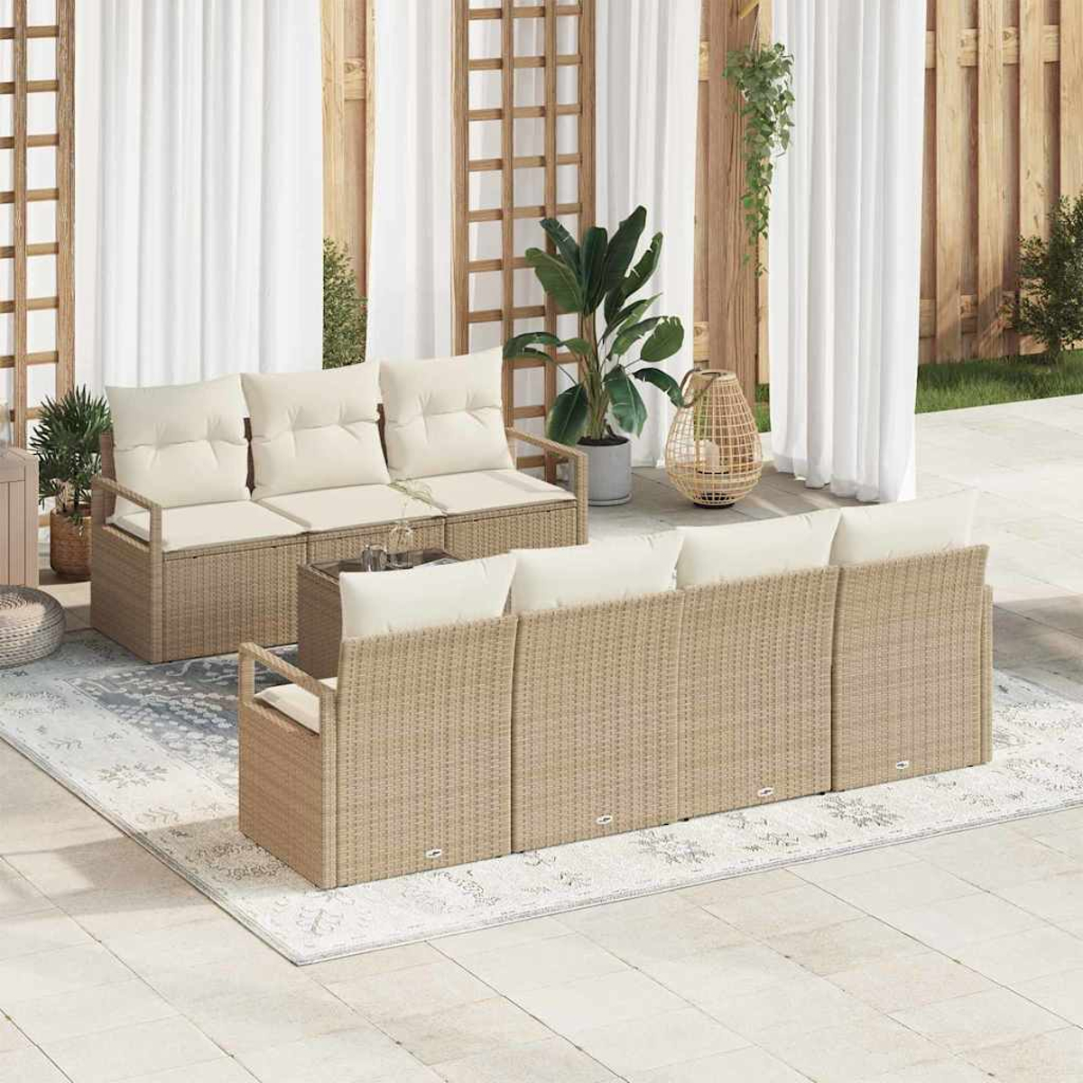 Outdoor-Sitzgruppe mit beigen Kissen. Enthält zwei Sofas, einen Couchtisch und einen Teppich. Der Hintergrund zeigt Vorhänge und Pflanzen.