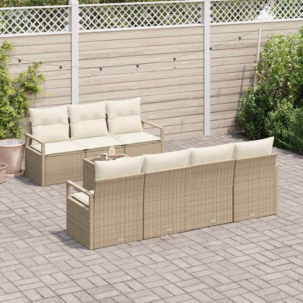 Garten-Set mit beigefarbenen Korbsesseln, cremefarbenen Kissen auf einer Backstein-Terrasse. Holzzaun im Hintergrund.