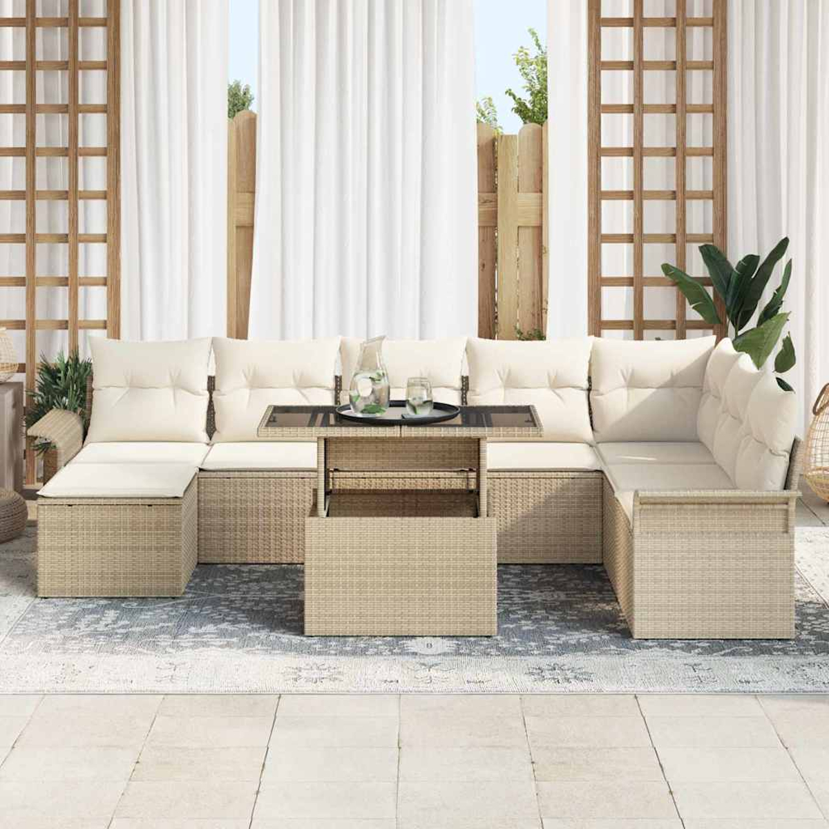 Outdoor-Ecksofa mit beigen Kissen und Korbgewebe. Ein Tisch mit Getränken, weiße Vorhänge und eine grüne Pflanze sind sichtbar.