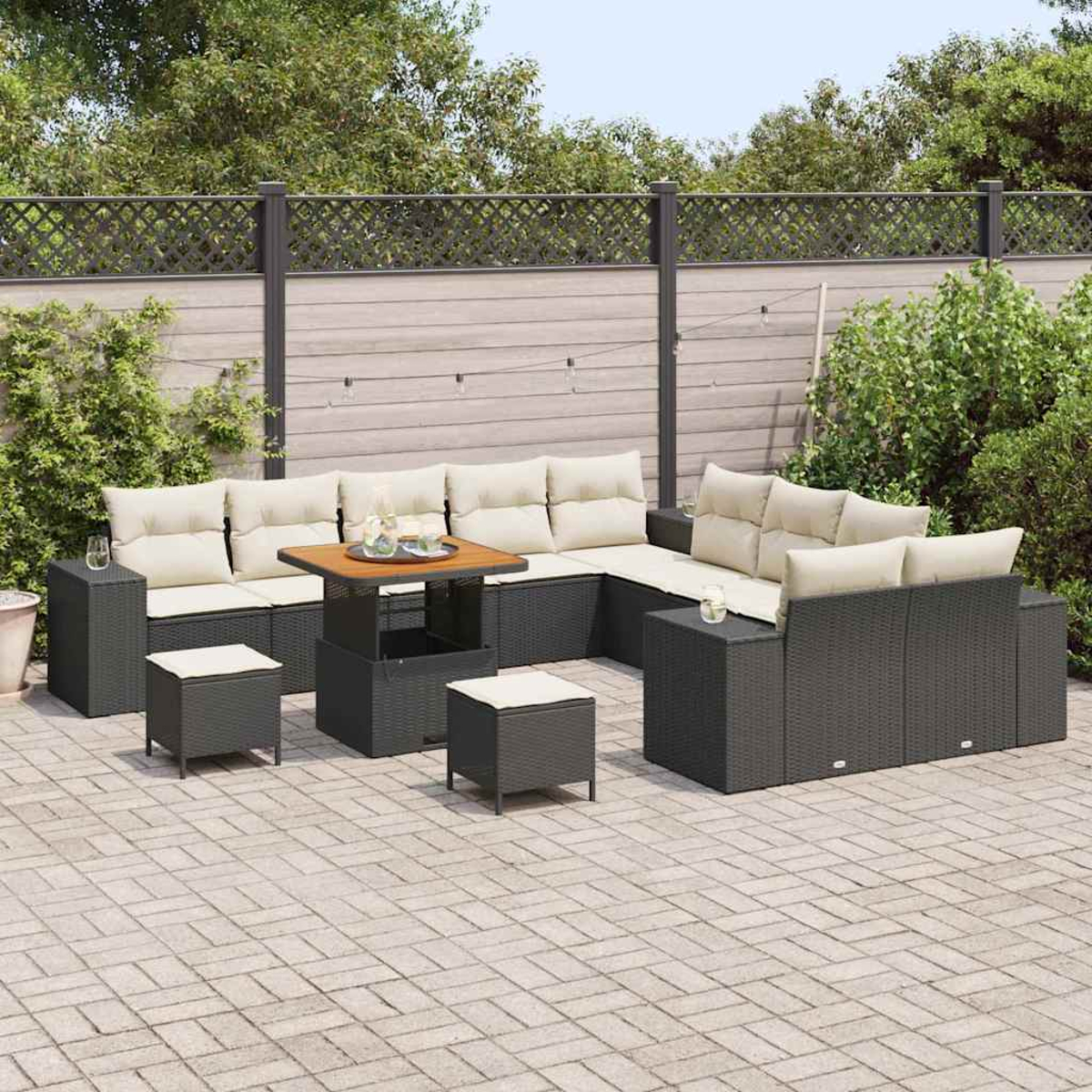 Terrassengarnitur mit dunkelgrauen Korbmöbeln, beigen Kissen, quadratischem Tisch und zwei Ottomanen auf einer gepflasterten Terrasse.