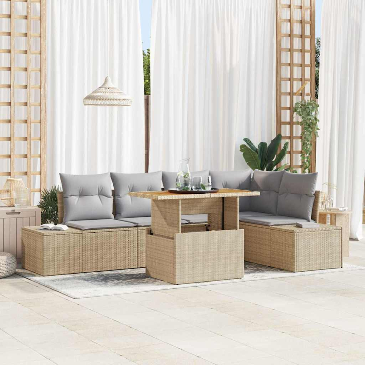 Gartenmöbel-Set. Beige Korbsessel mit grauen Kissen, Tisch und Beistelltischen. Weiße Vorhänge im Hintergrund.