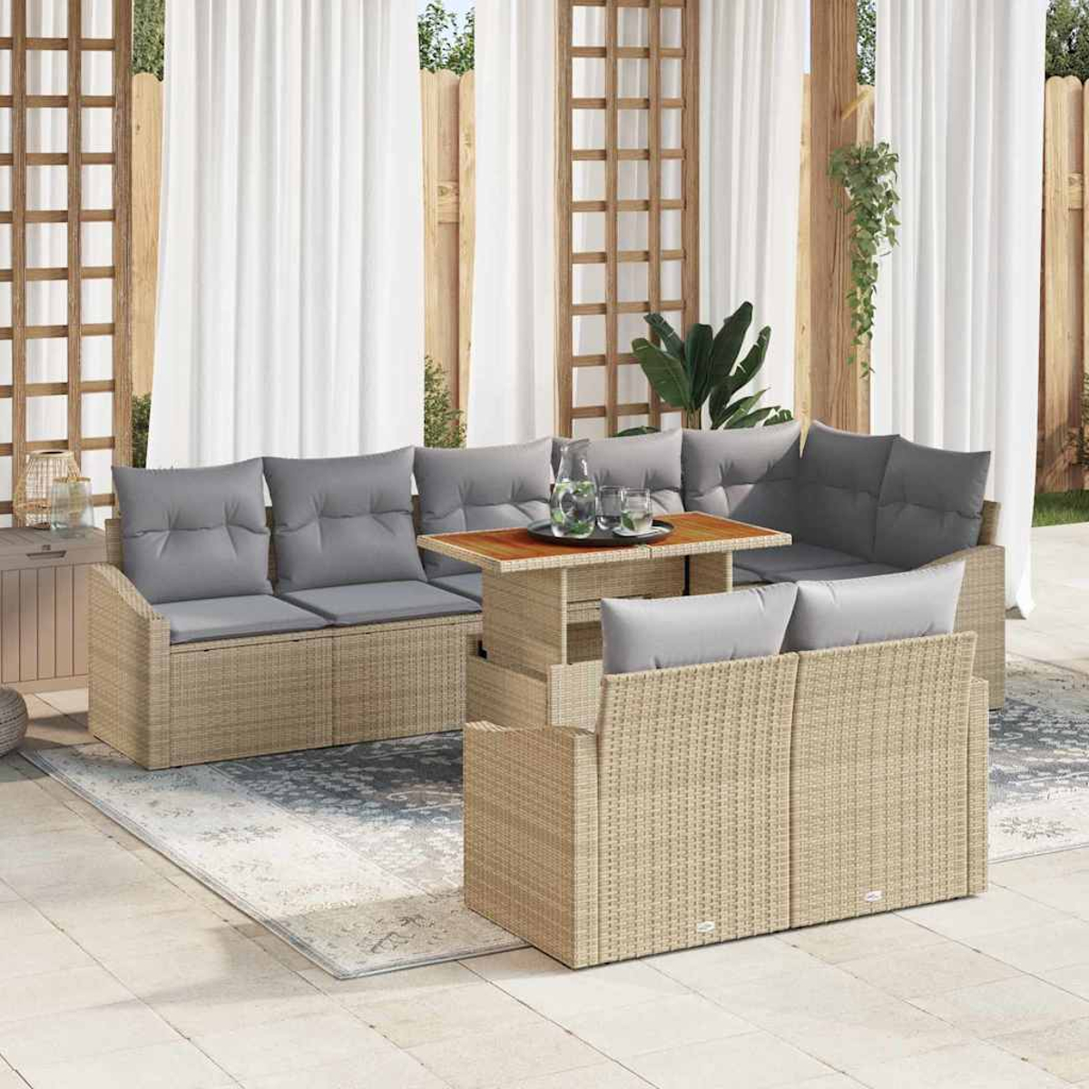 Outdoor-Rattan-Möbel-Set mit grauen Kissen, Holztisch und weißen Vorhängen im Hintergrund, wodurch eine gemütliche Terrasse entsteht.