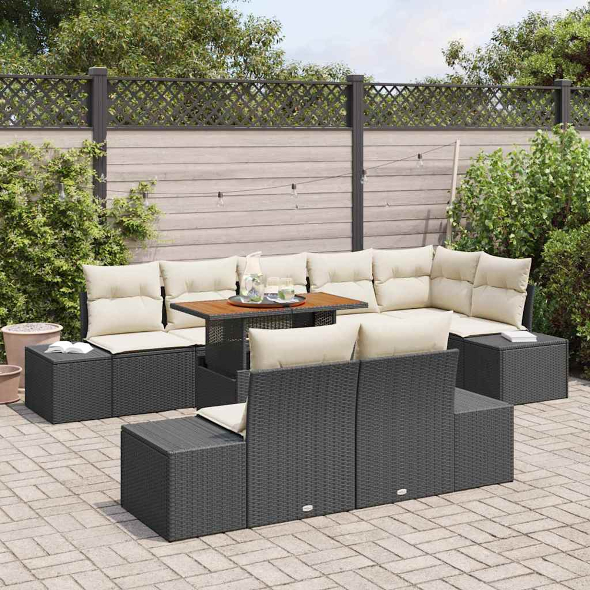 Garten-Terrassenset mit grauen Korbmöbeln, beigen Kissen und einem Holztisch. Hintergrund: Holzzaun, Pflanzen und Terrassensteine.