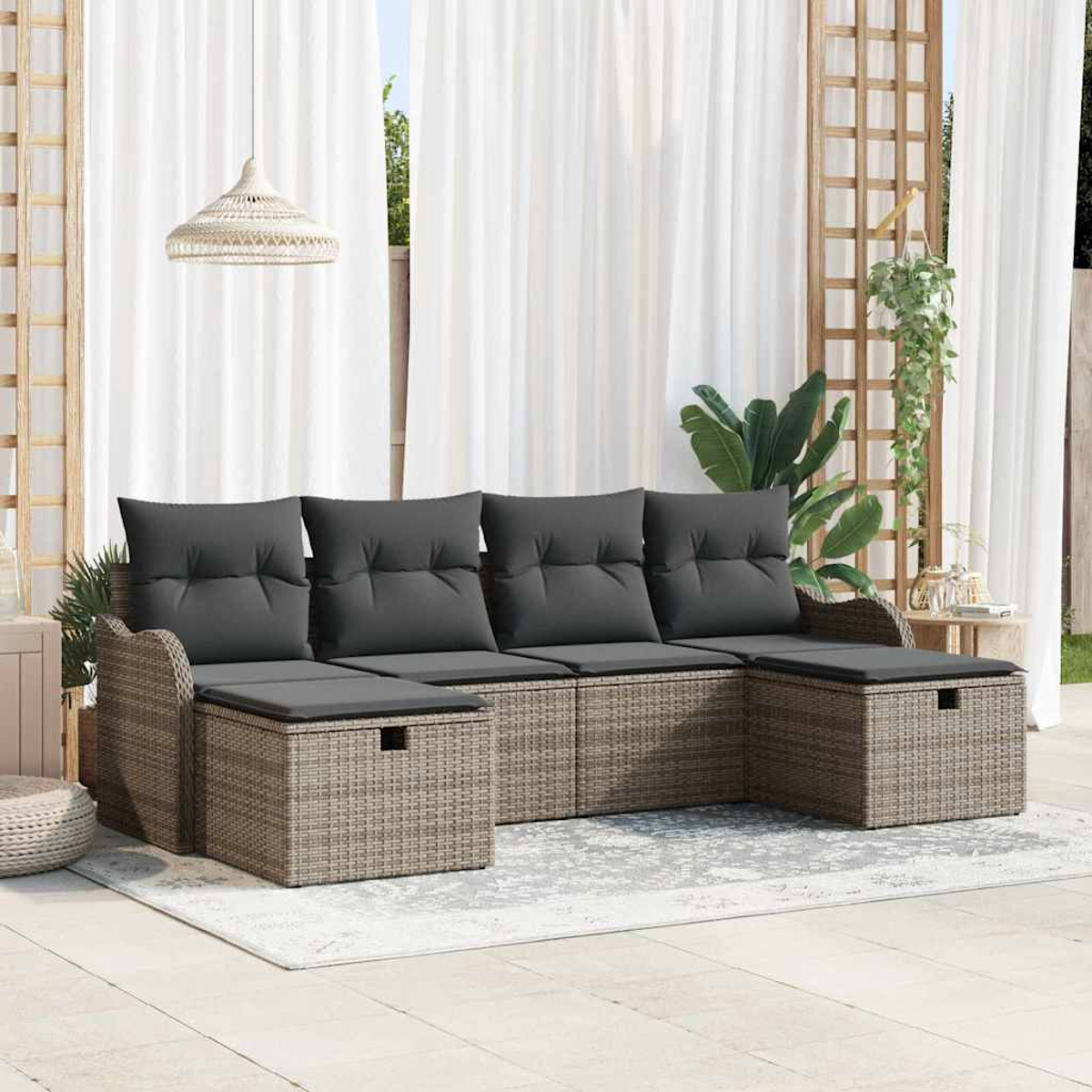 Outdoor-Ecksofa mit grauen Kissen auf einem hellbraunen gewebten Rahmen, auf einer Terrasse mit weißen Vorhängen im Hintergrund.