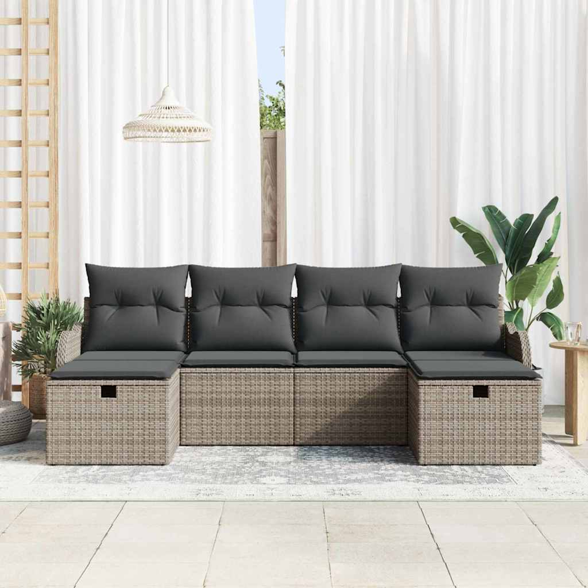 Outdoor-Ecksofa mit grauen Kissen und Weidengeflecht, auf einer Terrasse. Hintergrund mit weißen Vorhängen und Pflanzen.