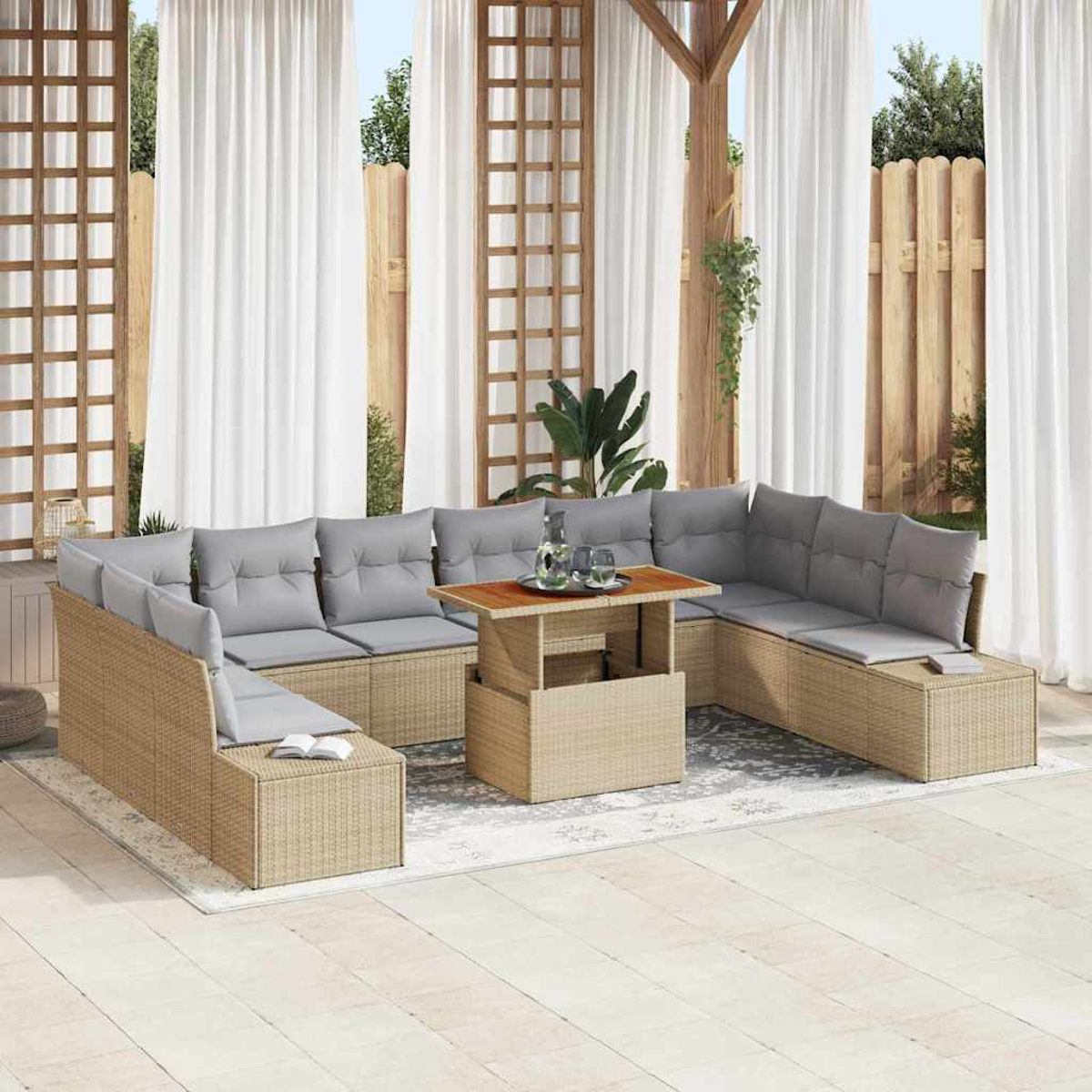 Outdoor-Ecksofa mit grauen Kissen und einem Holztisch. Weiße Vorhänge und ein Holzzaun sind im Hintergrund.