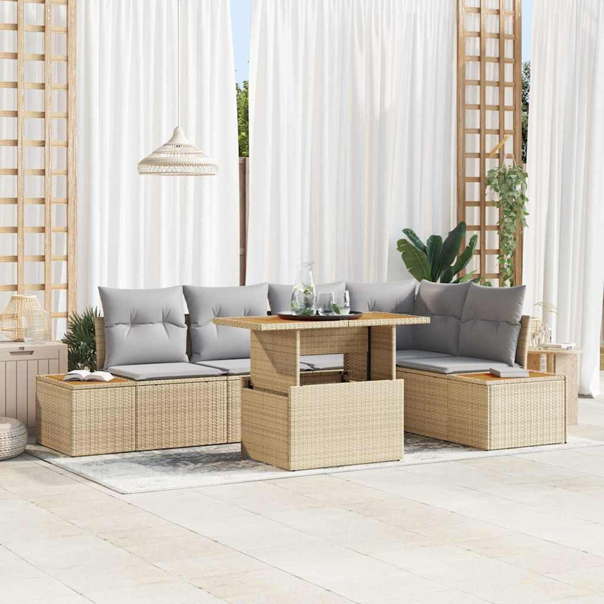 Gartenmöbel-Set aus Weide mit grauen Kissen, einem höhenverstellbaren Tisch und weißen Vorhängen im Hintergrund. Eine Lampe hängt oben.