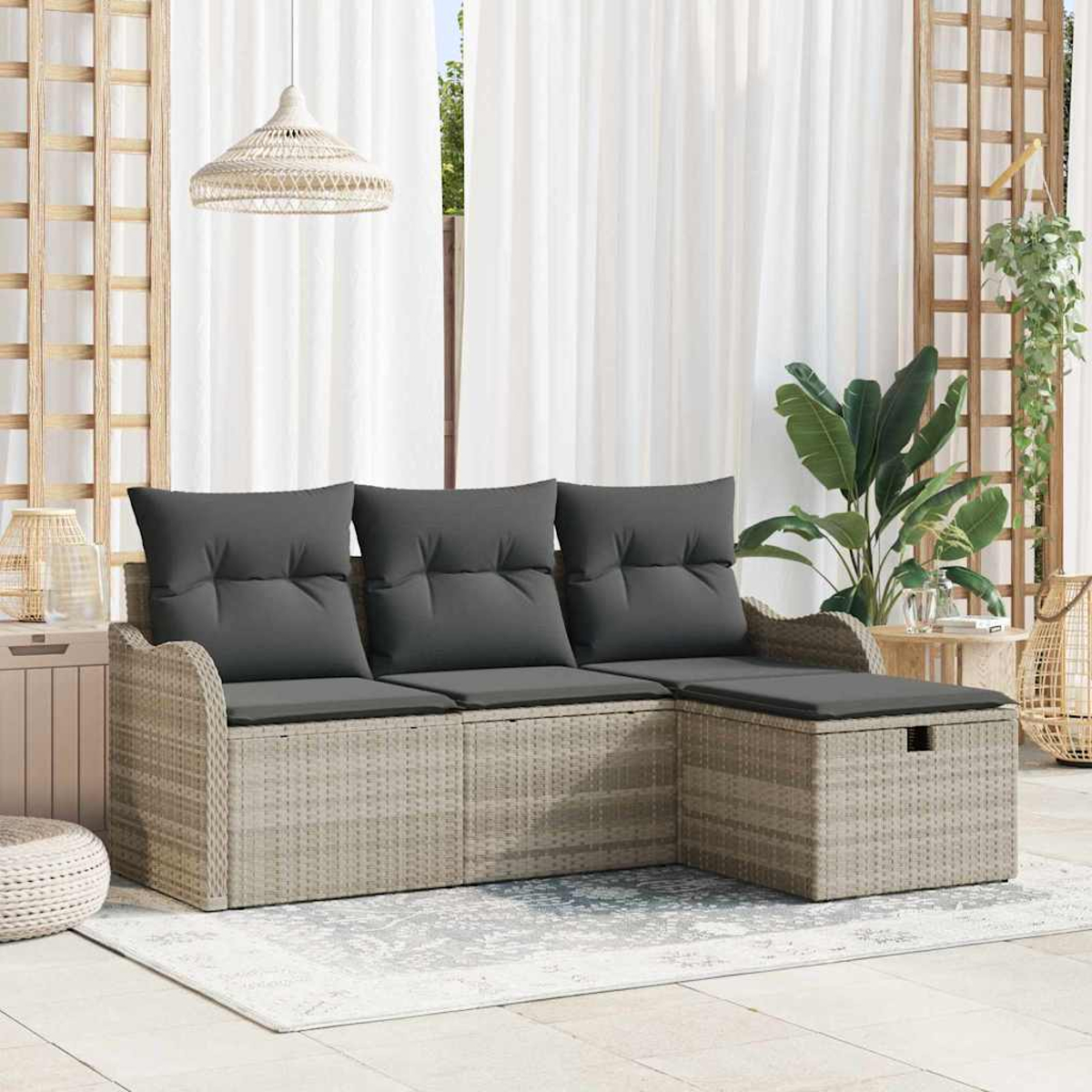 Outdoor-Ecksofa mit grauen Kissen. Weiße Vorhänge, eine Pflanze und eine gewebte Leuchte sind im Hintergrund sichtbar.