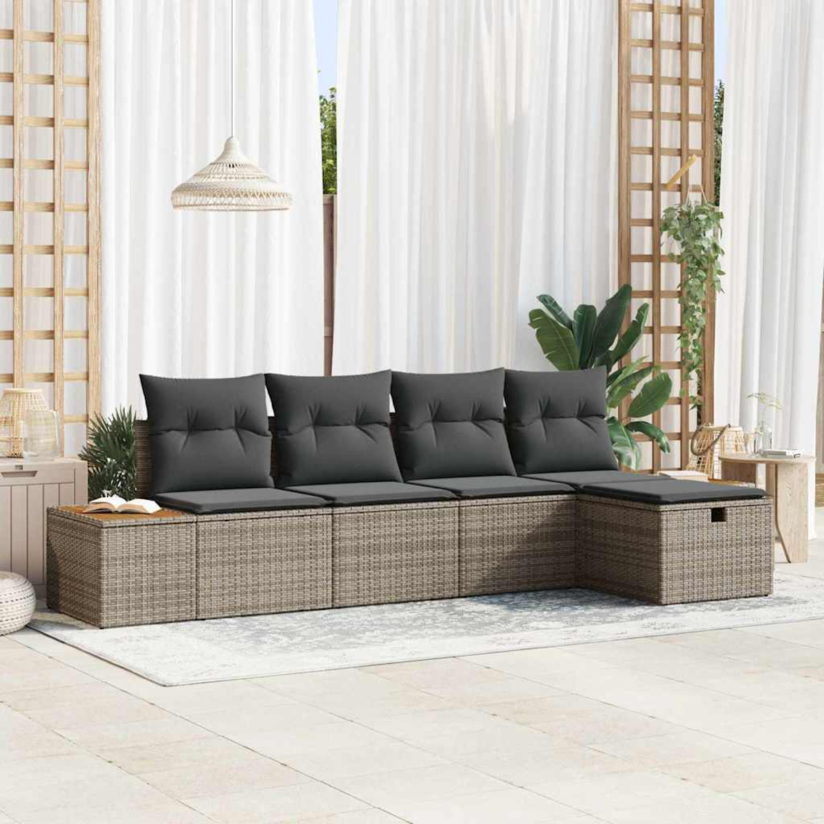 Rattan-Sofa im Freien mit grauen Kissen, auf einer Terrasse mit Vorhängen und einer Hängelampe. Inklusive Beistelltisch und Teppich.