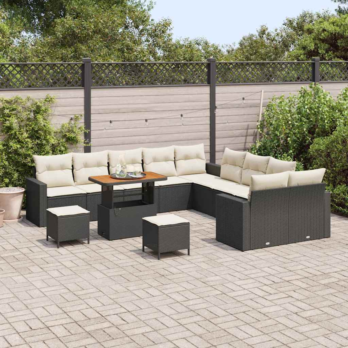 Garten-Terrassengarnitur mit dunkelgrauen Korbmöbeln, beigefarbenen Kissen und einem Holztisch auf einer Ziegelterrasse, umgeben von Grün.