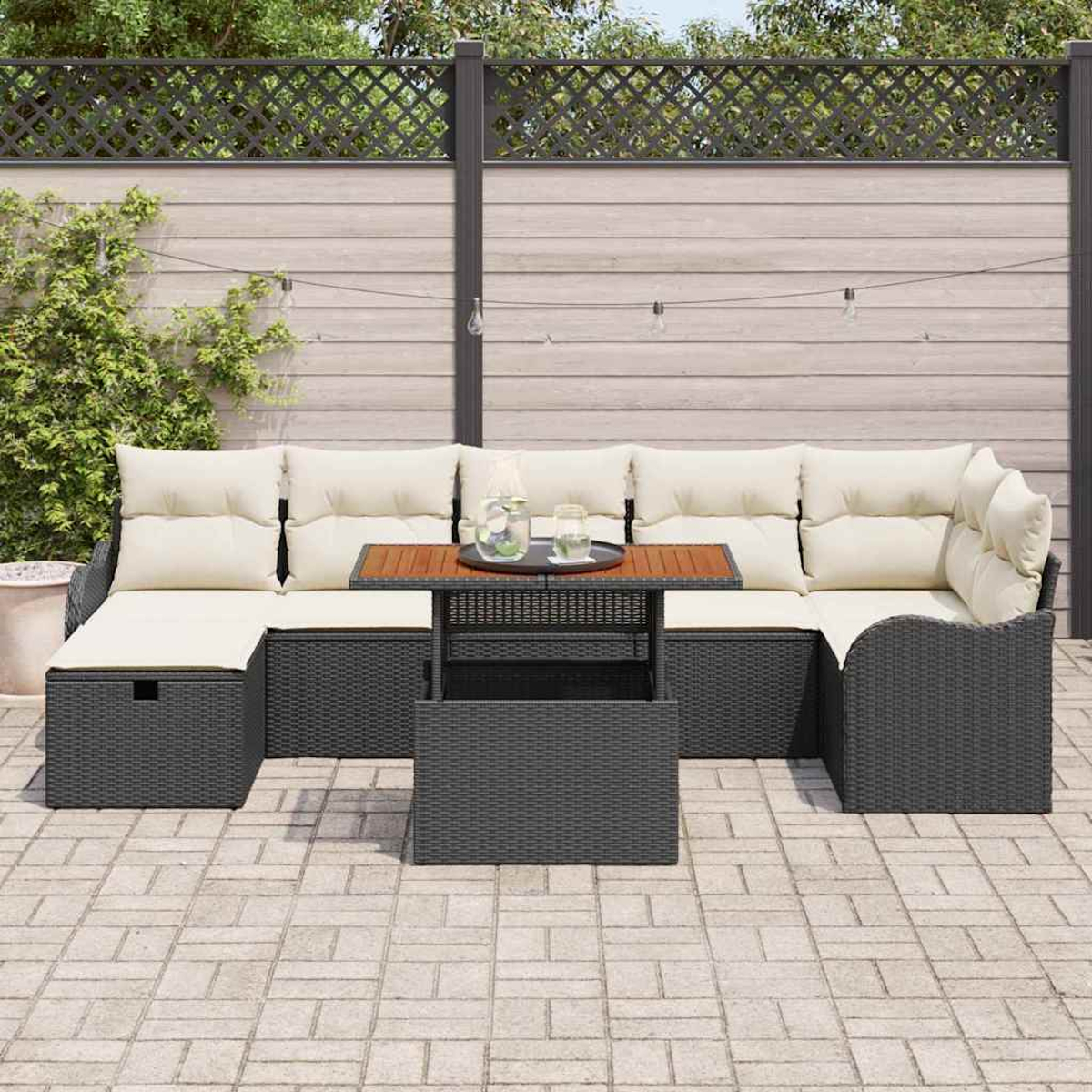 Outdoor-Ecksofa mit beigen Kissen, dunkelgrauem Korbgewebe und einem Holztisch auf einer gepflasterten Terrasse mit Zaun.