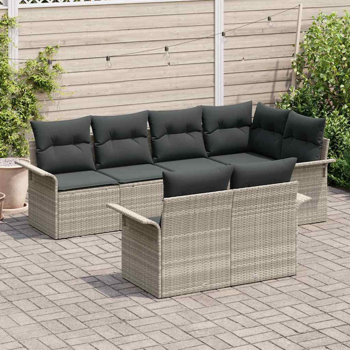 Gartenmöbel-Set aus Korbgeflecht mit grauen Kissen. Enthält ein großes Ecksofa und eine kleinere Doppelsitzbank, auf einer Ziegelterrasse.