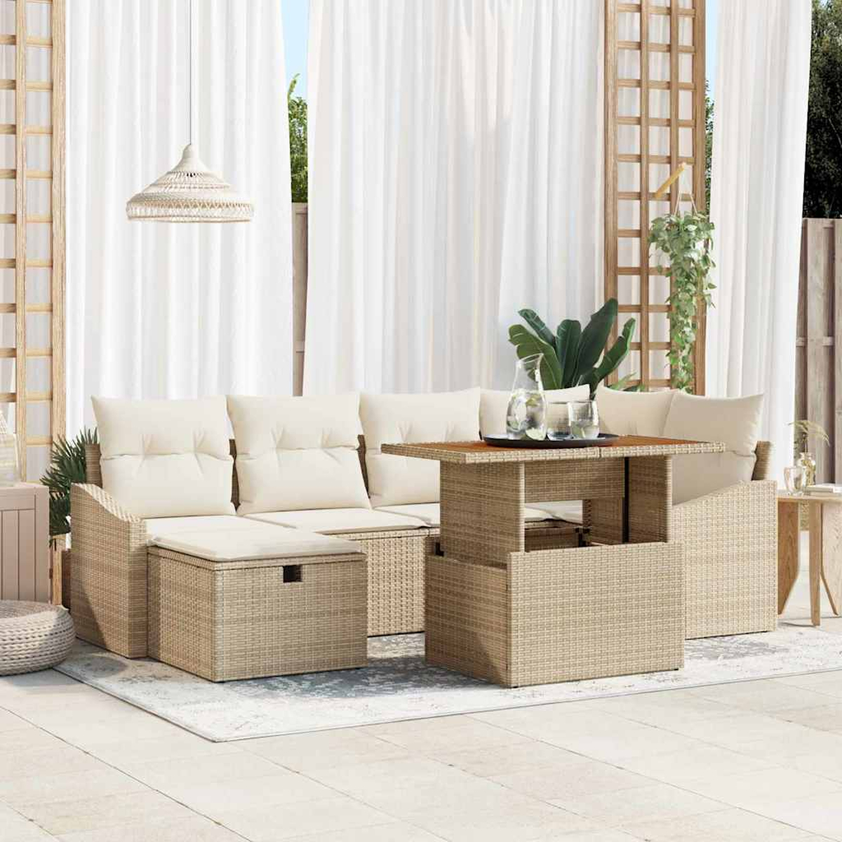 Beiges Rattan-Outdoor-Sofa-Set mit Kissen, Tisch und weißen Vorhängen im Hintergrund. Die Szene ist hell und luftig.