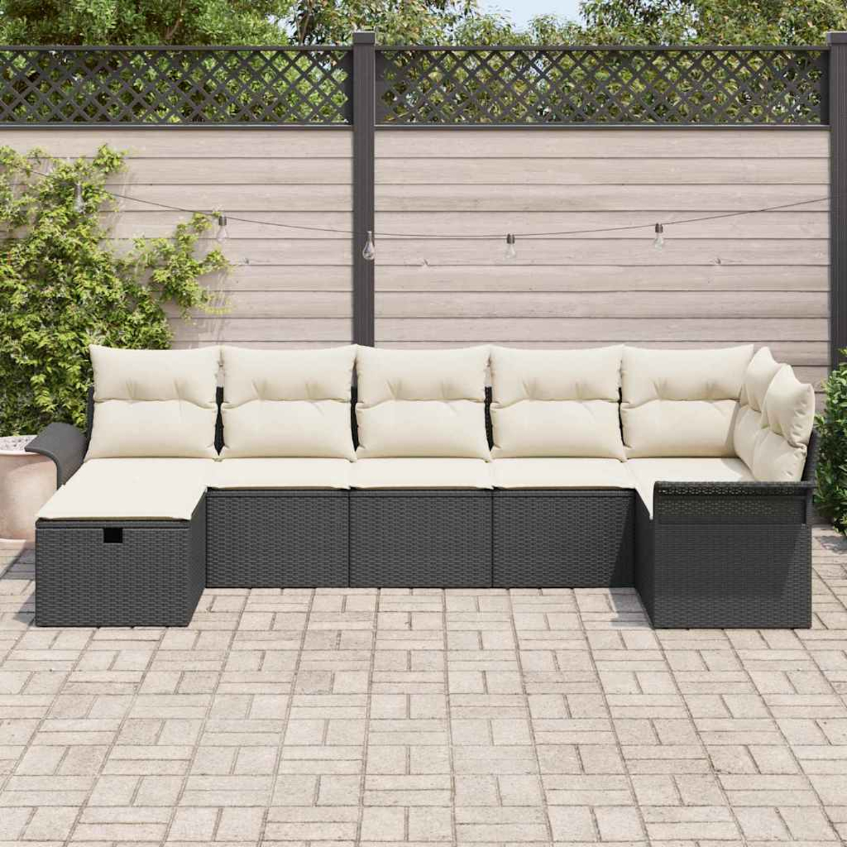 Outdoor-Ecksofa mit cremefarbenen Kissen auf einer Ziegelterrasse. Dahinter ein Holzzaun, Lichterketten und grüne Pflanzen.