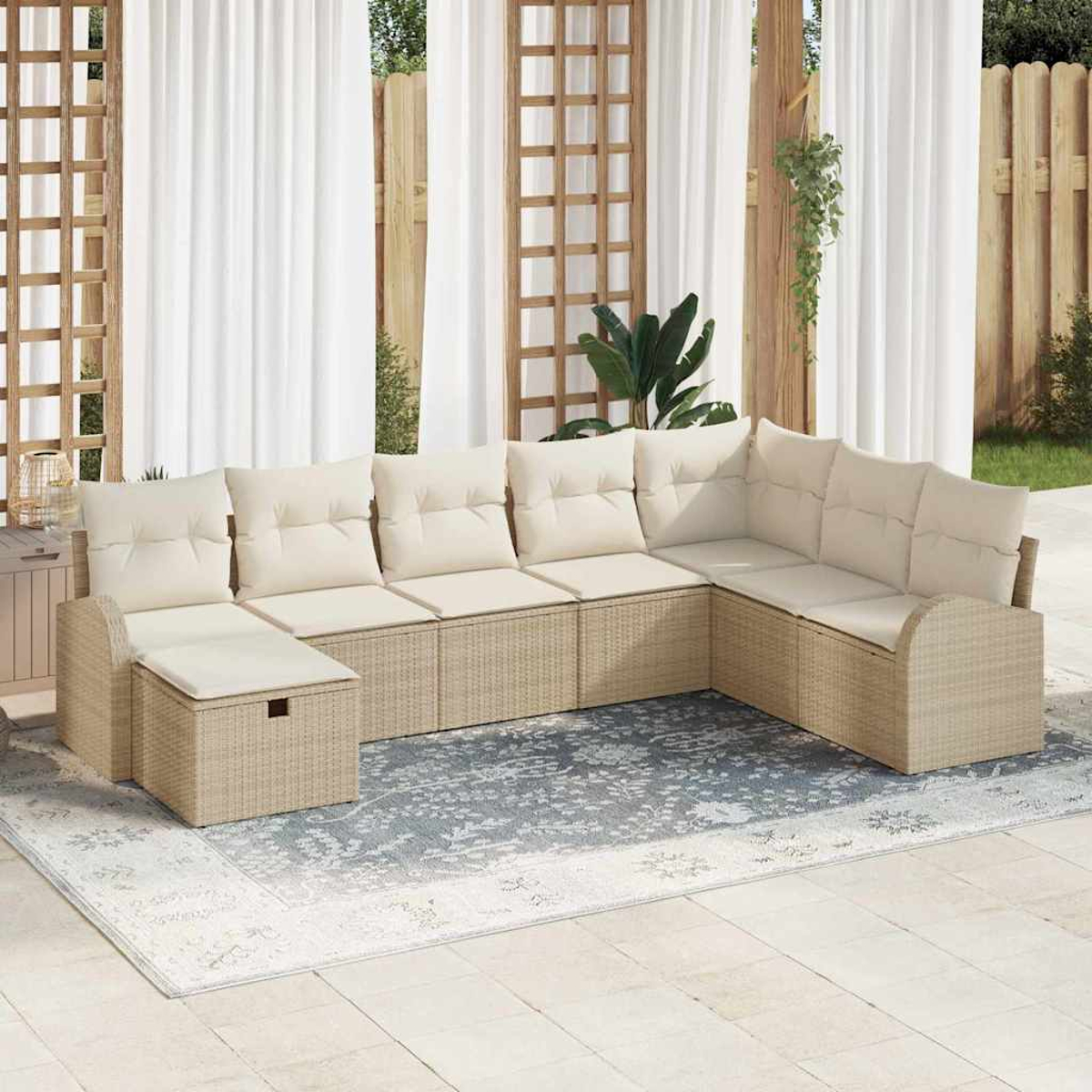 Ecksofa im Freien mit cremefarbenen Kissen auf einem gemusterten Teppich. Weiße Vorhänge und Holzgitter im Hintergrund.