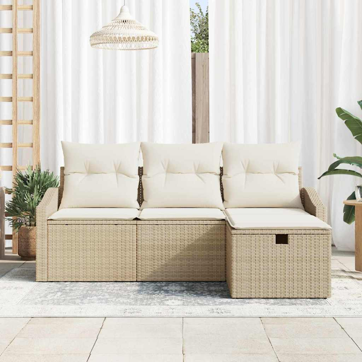 Ein beiges Outdoor-Ecksofa aus Korbgeflecht mit cremefarbenen Kissen steht vor weißen Vorhängen. Darüber hängt eine gewebte Pendelleuchte.