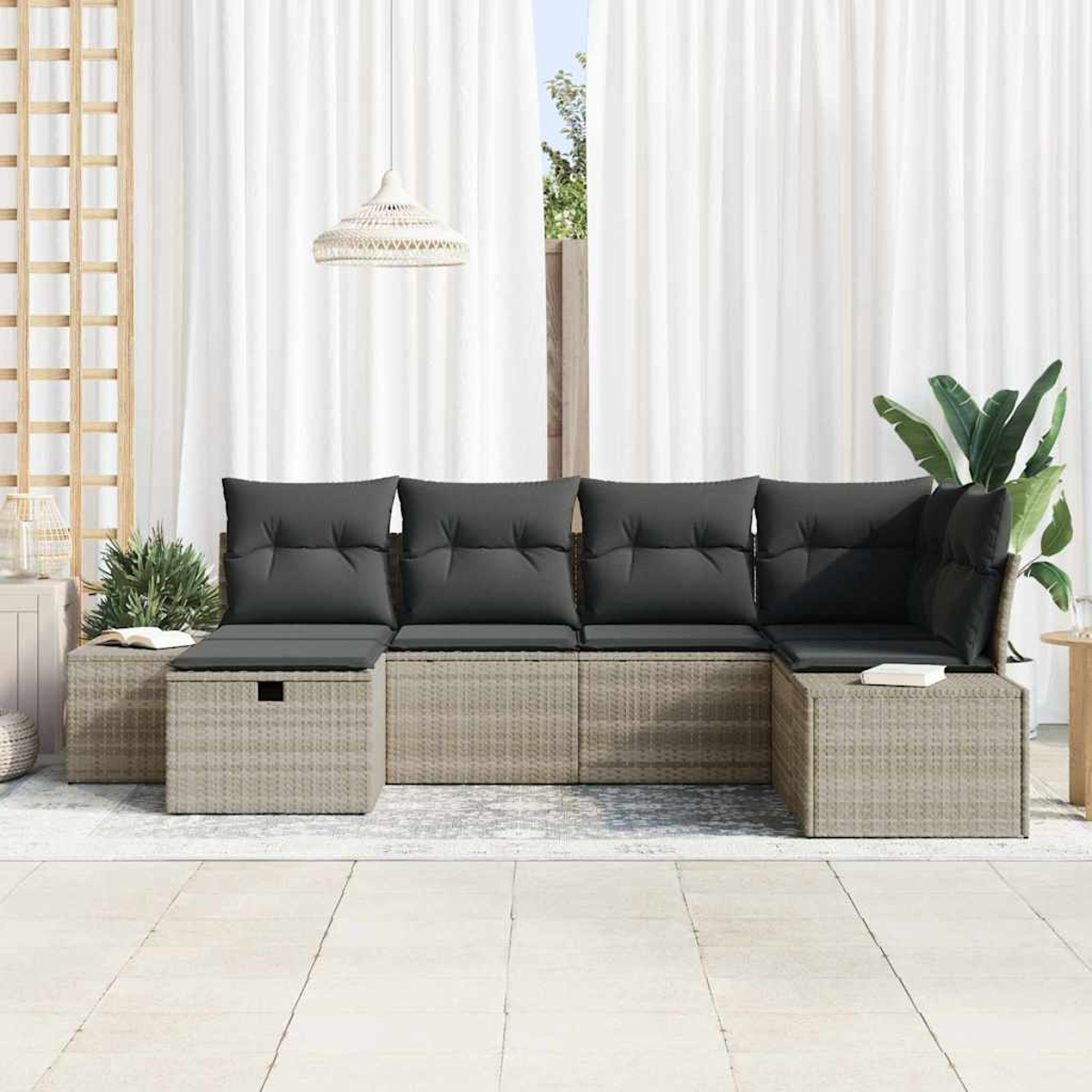 Outdoor-Ecksofa mit grauen Kissen. Weiße Vorhänge im Hintergrund. Pflanzen und eine dekorative Lampe vervollständigen die Szene.