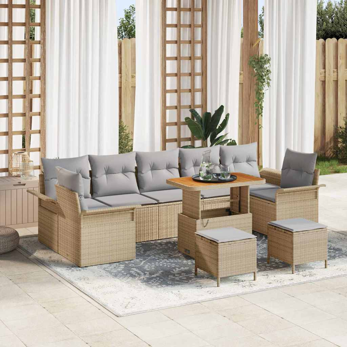 Gartenmöbel-Set aus Korbgeflecht mit grauen Kissen. Beinhaltet ein Sofa, zwei Stühle, zwei Hocker und einen Tisch, auf einer Terrasse mit Vorhängen.