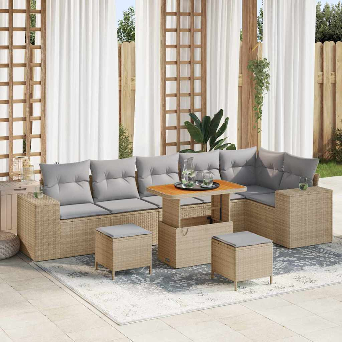Gartenmöbel-Set aus Korbgeflecht mit grauen Kissen und einem Holztisch. Enthält ein Sofa, Hocker und einen Teppich vor einem Vorhang.