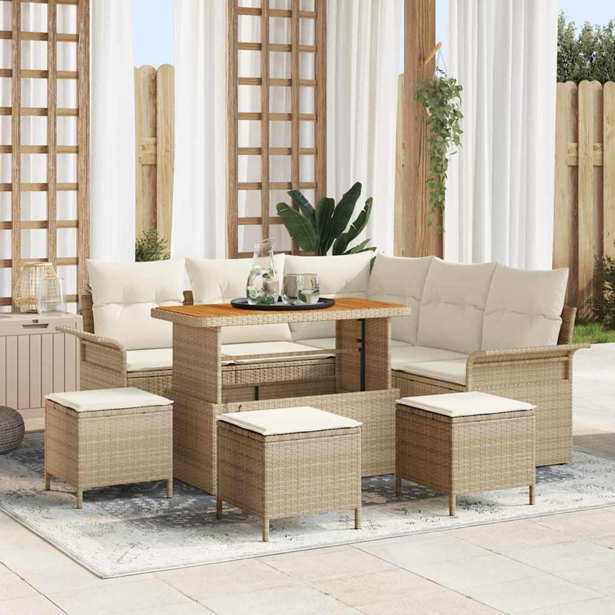 Outdoor-Korbmöbel-Set mit beigen Kissen, Tisch und Hockern. Der Hintergrund umfasst eine Holzkonstruktion, Vorhänge und Pflanzen.