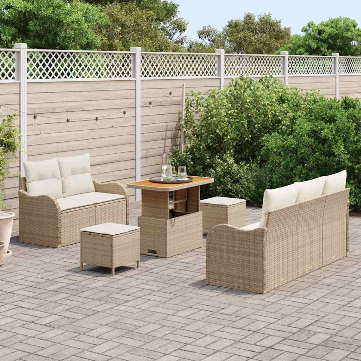Terrassenmöbel-Set mit beigen Korbmöbeln, bestehend aus Sofa, Liebesitz, Tisch und Ottomanen, auf einer Ziegelterrasse angeordnet.