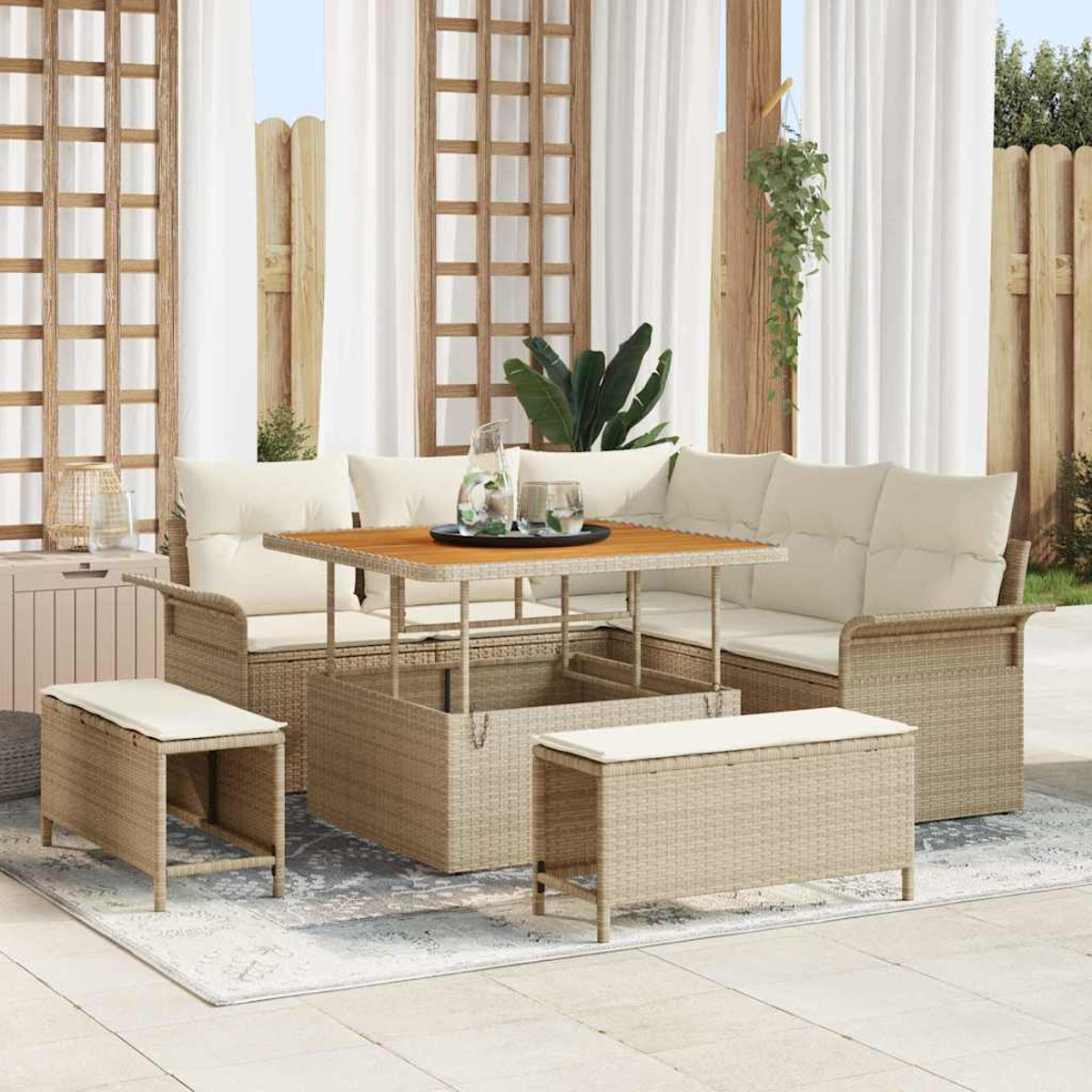 Outdoor-Terrassenset mit beigen Kissen, einem Holztisch und zwei Bänken. Weiße Vorhänge und Holzgitter im Hintergrund.