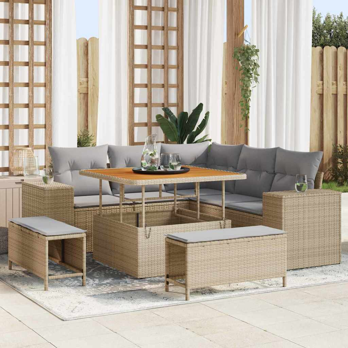 Outdoor-Terrassenset mit einem geflochtenen Sofa, Tisch und Bänken. Graue Kissen. Holztisch und Beistelltische. Hellbeige gewebtes Material.