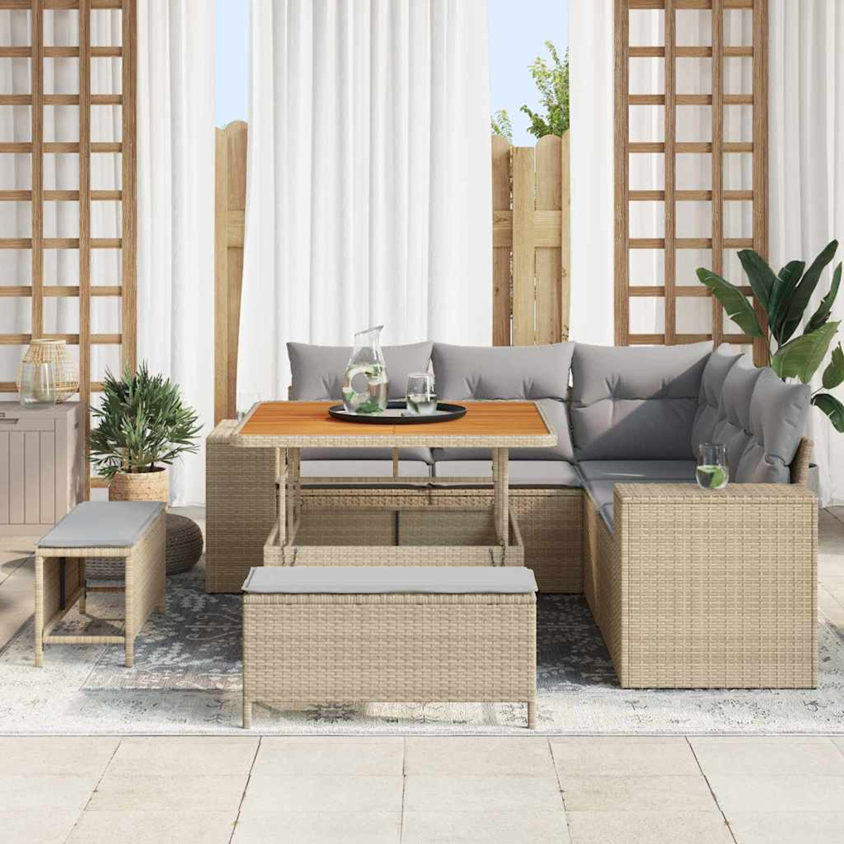Garten-Sitzgruppe mit Tisch, Bänken und grauen Kissen. Tisch hat eine Holzplatte, auf einer Terrasse mit weißen Vorhängen.
