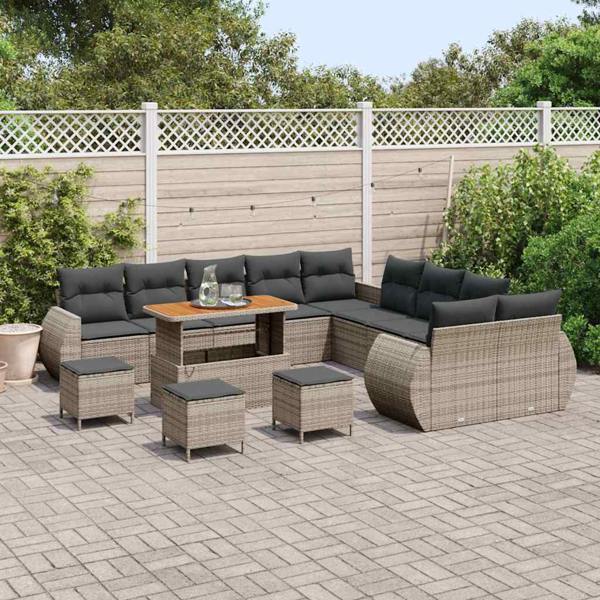 Gartenmöbel-Set mit grauen Kissen. Enthält ein Sofa, einen Tisch und Hocker, alles auf einer Backstein-Terrasse mit Zaun im Hintergrund.
