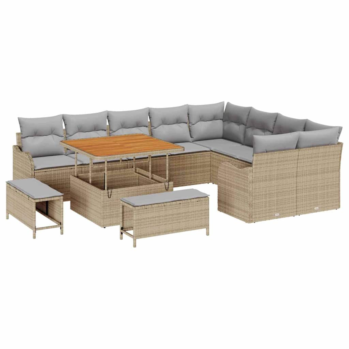 Un divano angolare da esterno in vimini beige con cuscini grigi, un tavolo in legno e due panche abbinate con cuscini grigi.