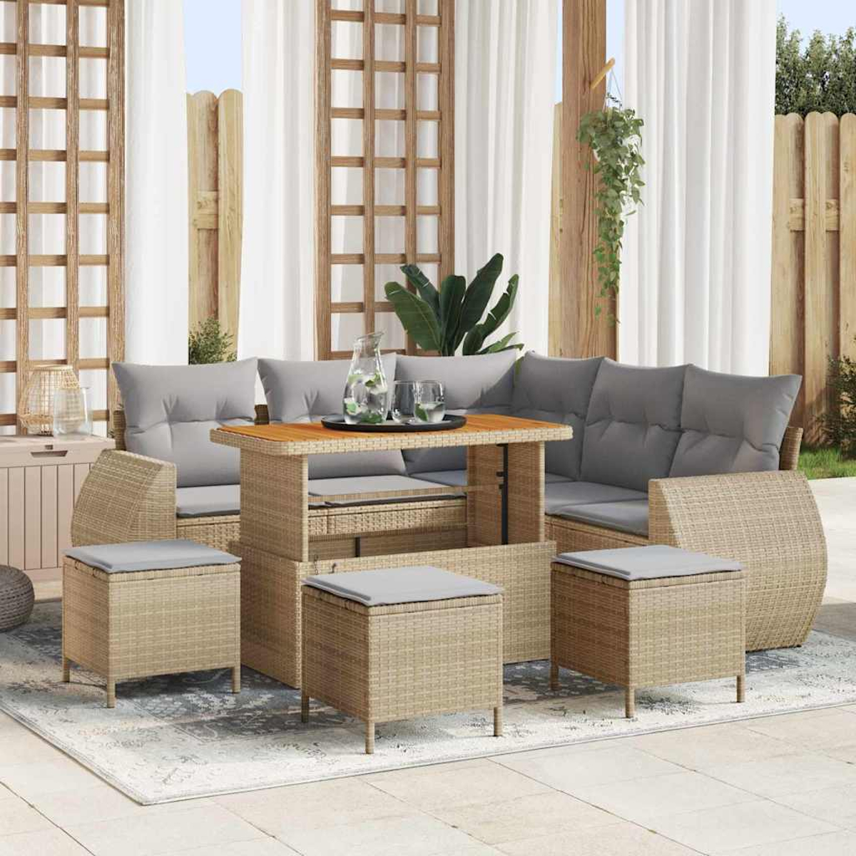 Garten-Terrassen-Set mit Korbmöbeln, grauen Kissen, einem Tisch mit Getränken und dekorativen Vorhängen im Hintergrund.