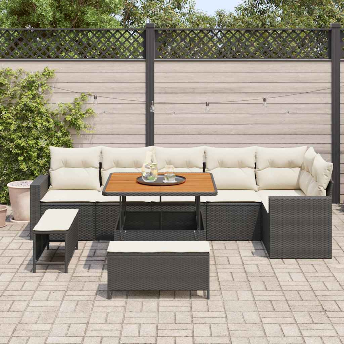 Gartenmöbel mit Tisch, Bank und Stauraum. Das Set steht auf einer gepflasterten Terrasse mit Holzzaun und Grün im Hintergrund.