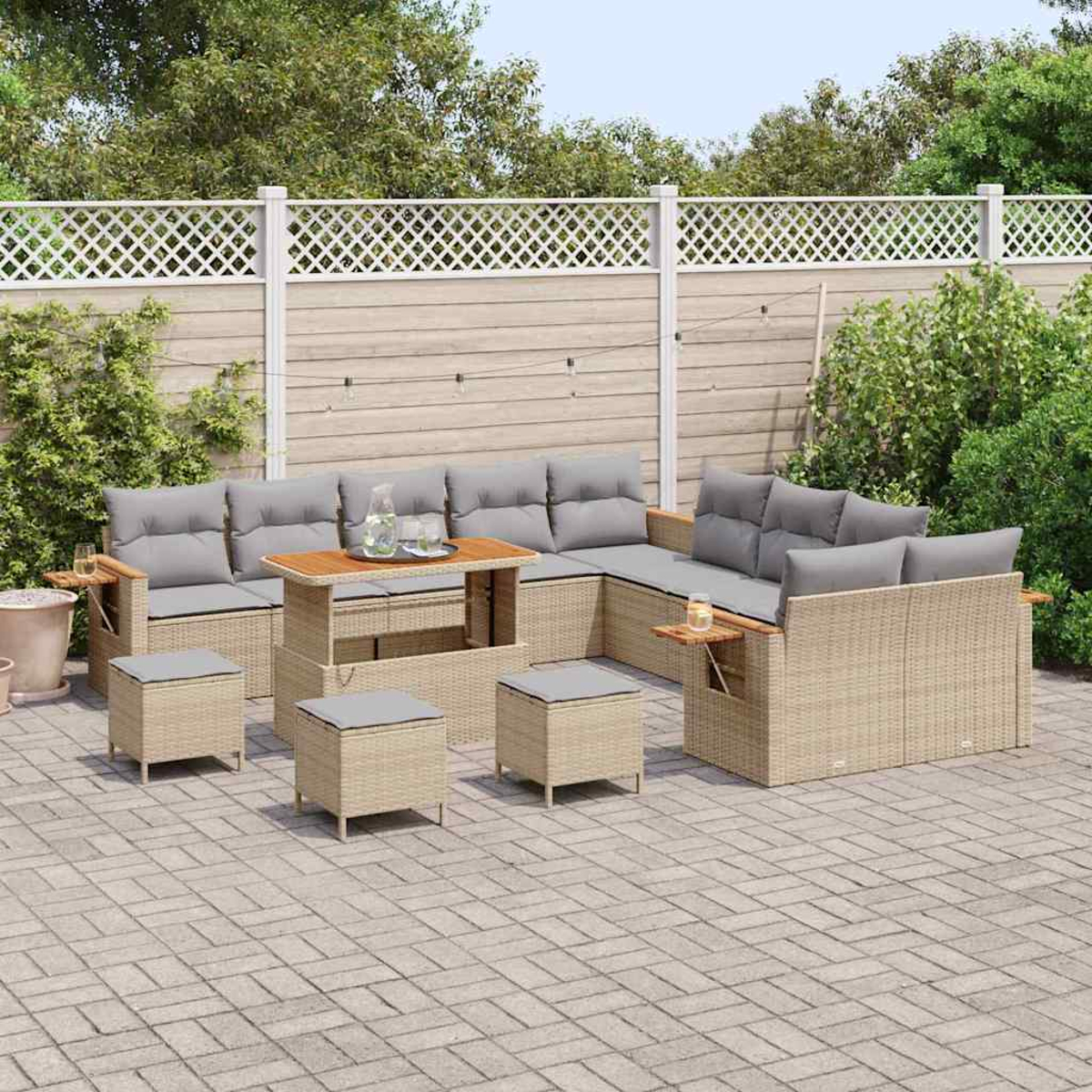Gartenmöbel-Set aus Korb: Ecksofa, Tisch und Hocker. Graue Kissen, Holzakzente, auf einer Ziegelpatio, mit weißem Zaun.