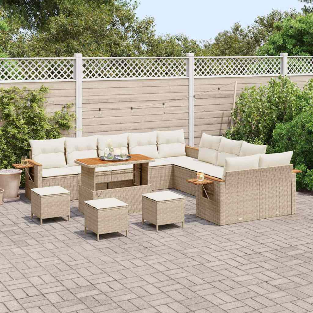 Set di mobili da giardino con divani in vimini beige, pouf e un tavolo. Una recinzione bianca e vegetazione sullo sfondo.