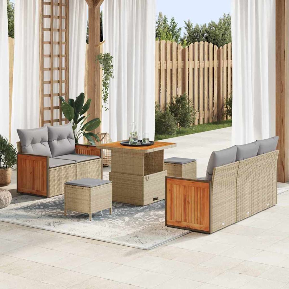 Set di mobili da patio all'aperto con tavolo, divani e sgabelli. Include una recinzione in legno e tende bianche.