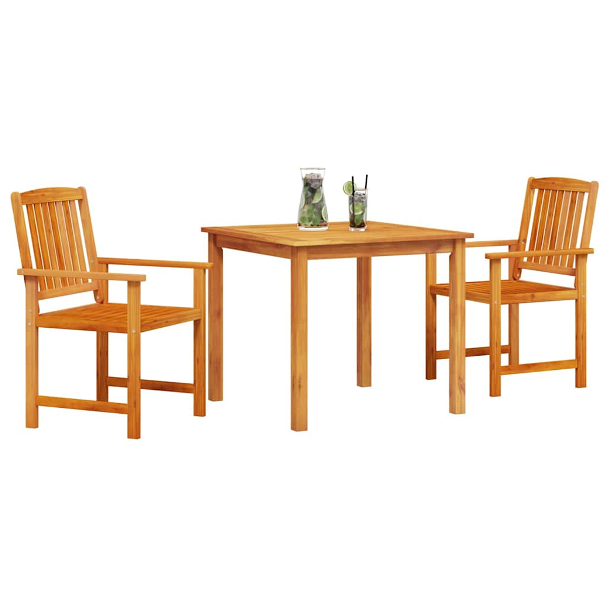 Garten-Ess-Set aus Holz mit zwei Sesseln und einem quadratischen Tisch. Getränke stehen auf dem Tisch. Das Set steht vor weißem Hintergrund.