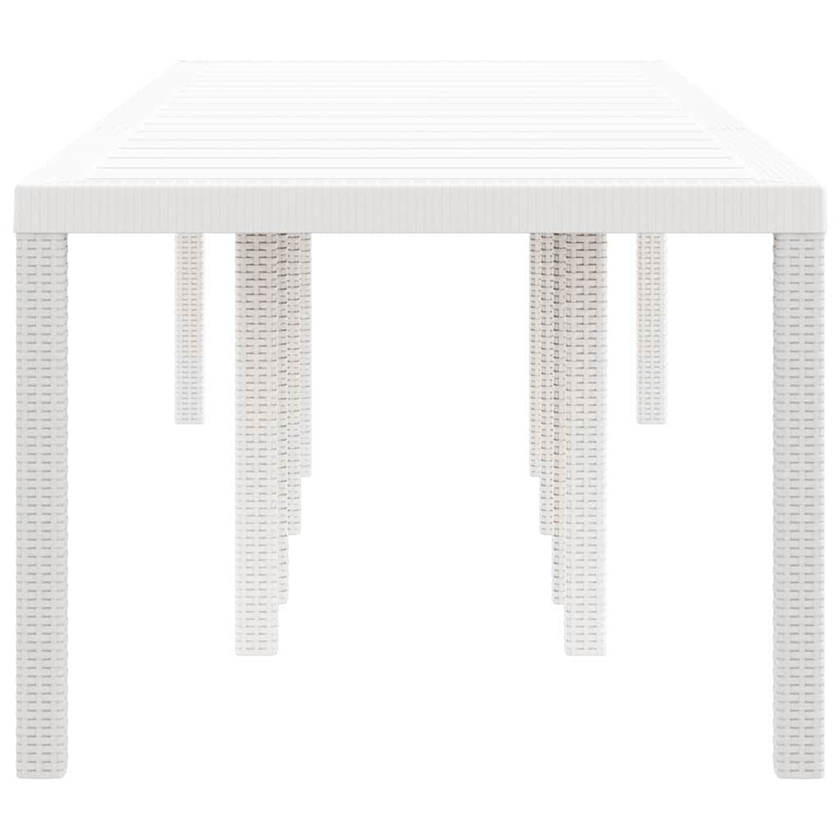 Una mesa blanca rectangular con patas tejidas y una tapa de listones. La mesa está sobre un fondo blanco, aislada.