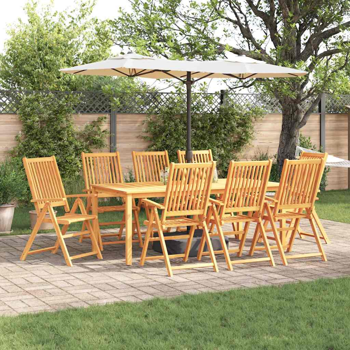 Essgruppe aus Holz im Freien mit Sonnenschirm. Tisch und Stühle auf einer Terrasse. Grünes Gras und Bäume im Hintergrund.