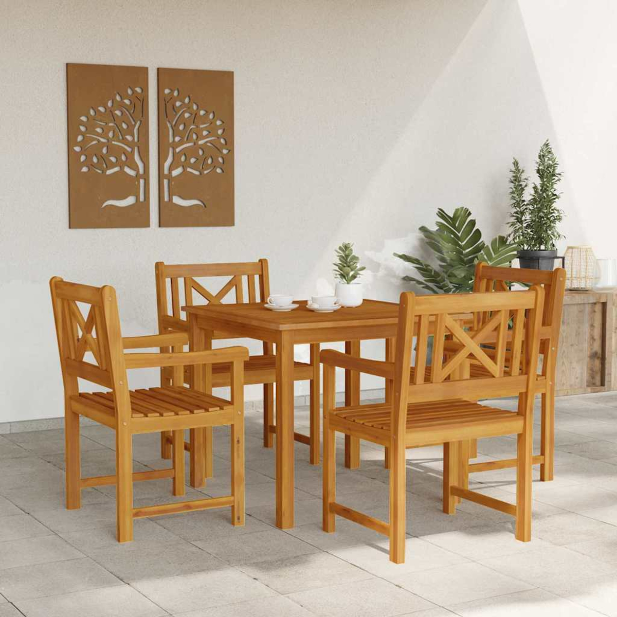 Holz-Terrassenset: Tisch mit vier Stühlen, zwei dekorative Wandpaneele und Topfpflanzen. Weiße Wand und hellfarbiger Boden.