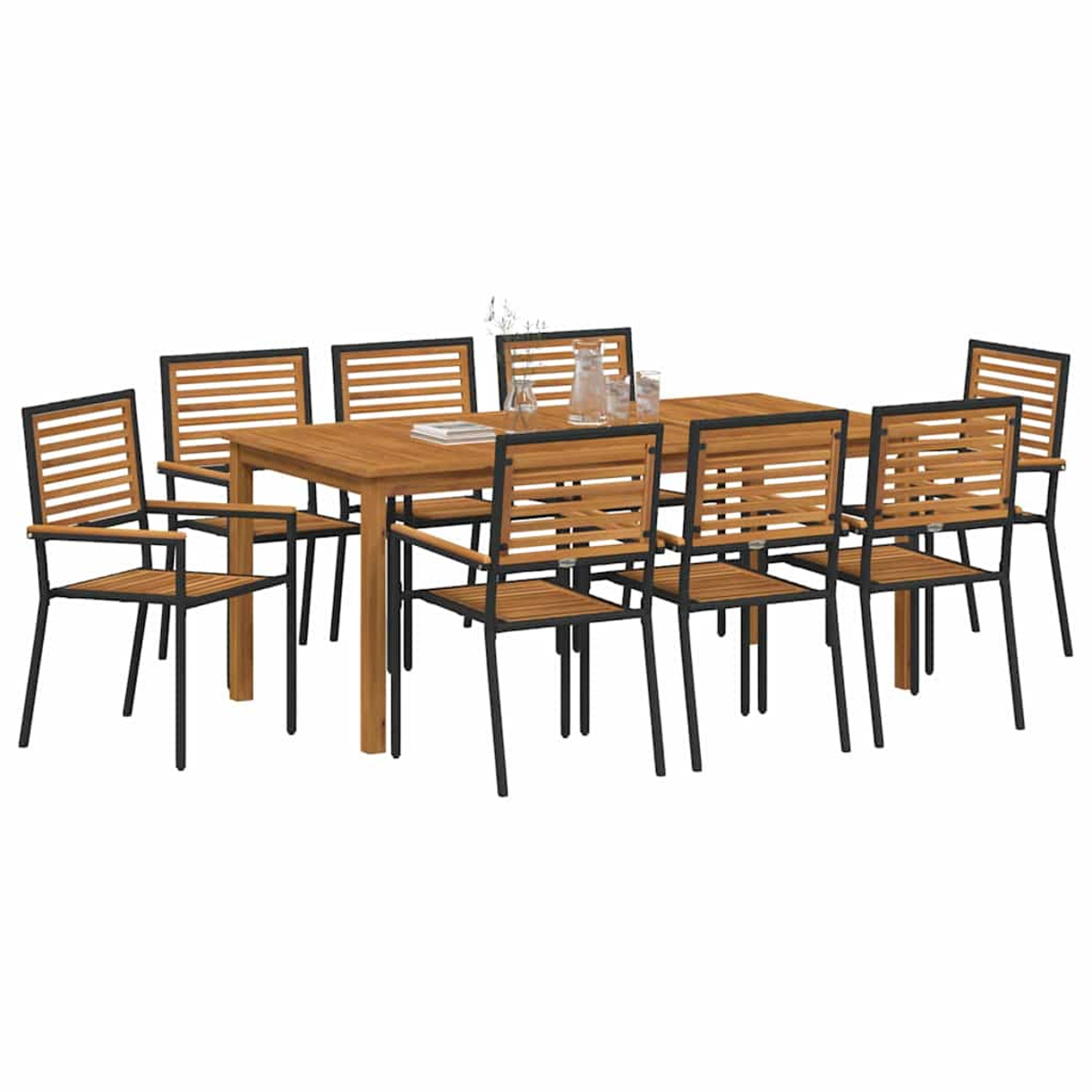 Ein hölzernes Ess-Set für den Außenbereich mit einem rechteckigen Tisch und acht Stühlen. Gläser und ein Krug stehen auf dem Tisch. Schwarze Metallrahmen.