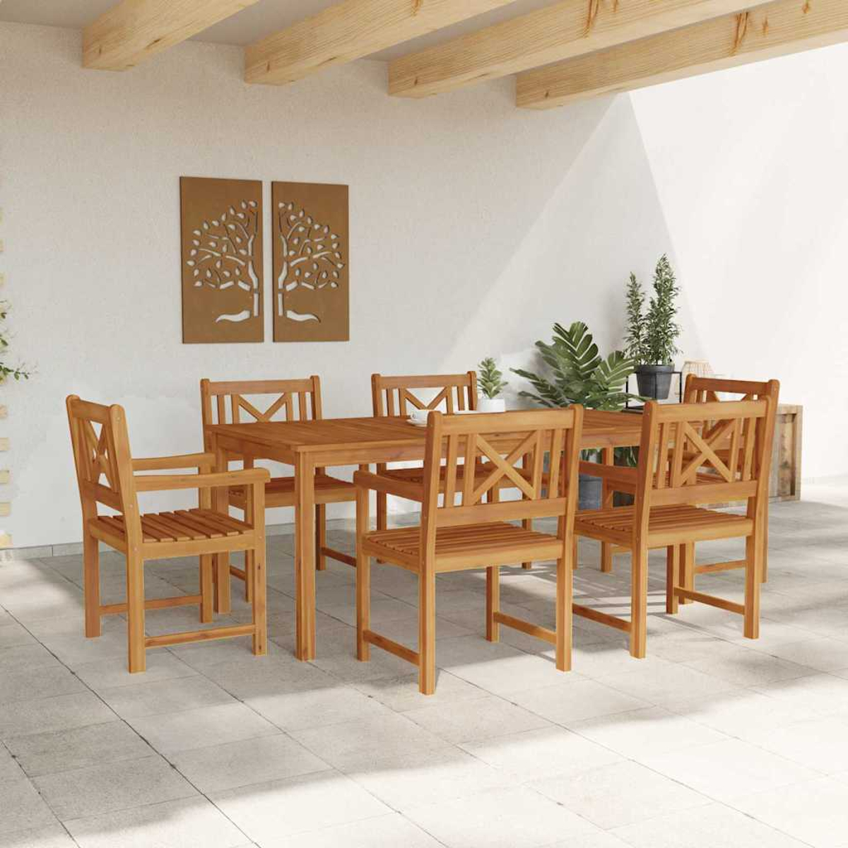 Juego de comedor de madera para exteriores con mesa y sillas. Dos obras de arte de árboles cuelgan en la pared. Las plantas están al fondo.