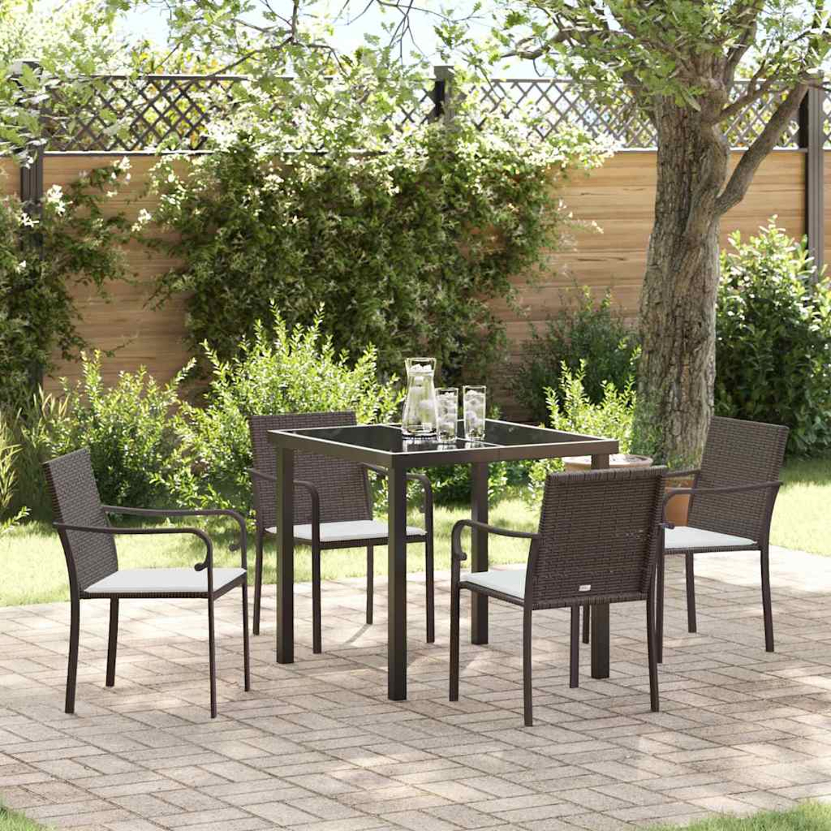 Garten-Terrassenset: quadratischer Tisch, vier Stühle, Krug und Gläser. Die Szene ist ein Garten mit Grün und Bäumen.