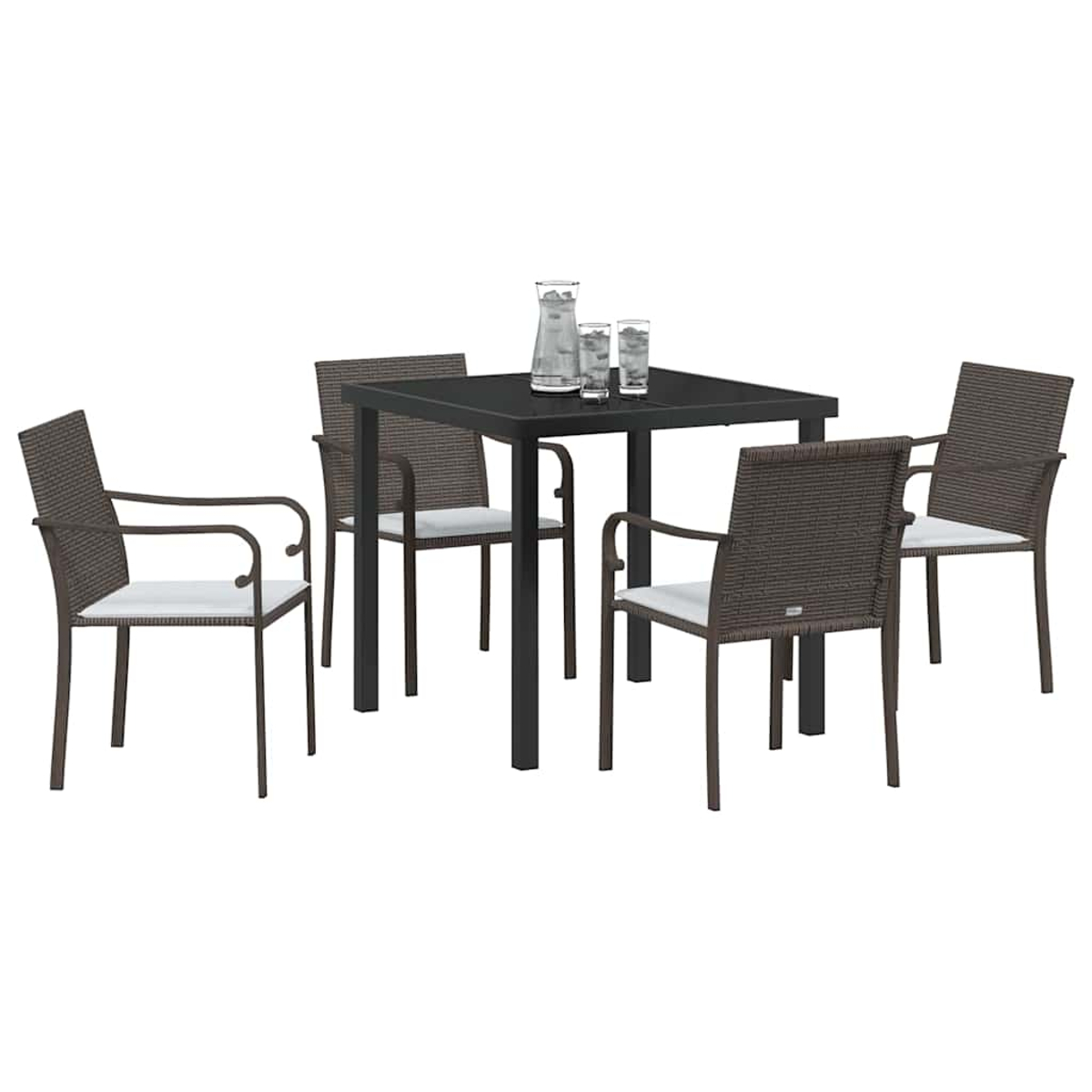 Ein quadratischer schwarzer Tisch, umgeben von vier braunen Korbstühlen mit weißen Kissen. Auf dem Tisch stehen ein Krug und zwei Gläser.