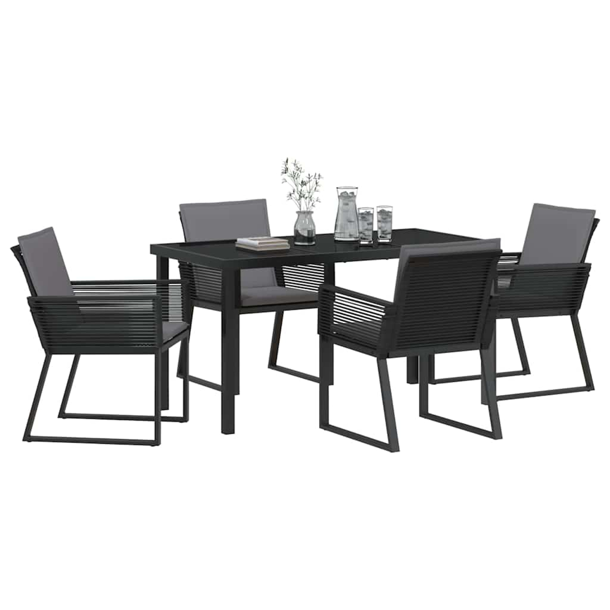 Essgruppe für den Außenbereich mit einem schwarzen quadratischen Tisch und vier passenden Stühlen. Auf dem Tisch stehen Gläser und eine Blumenvase.