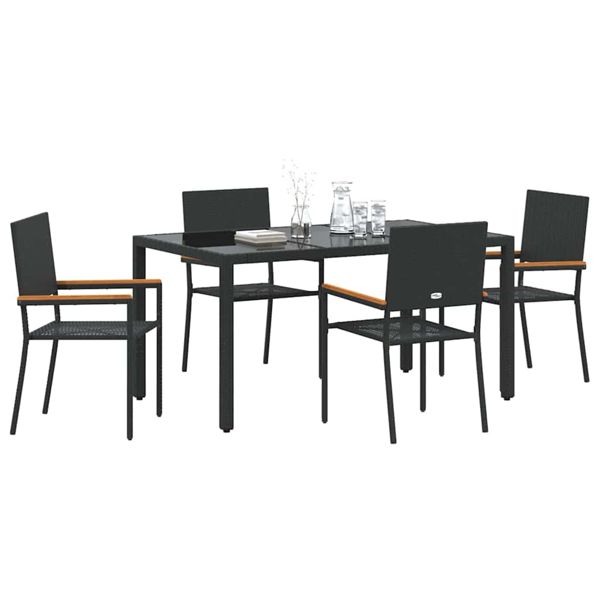 Ein schwarzer Tisch mit vier schwarzen Stühlen. Auf dem Tisch stehen eine Glaskanne und zwei Gläser. Die Stühle haben Holzarmlehnen.