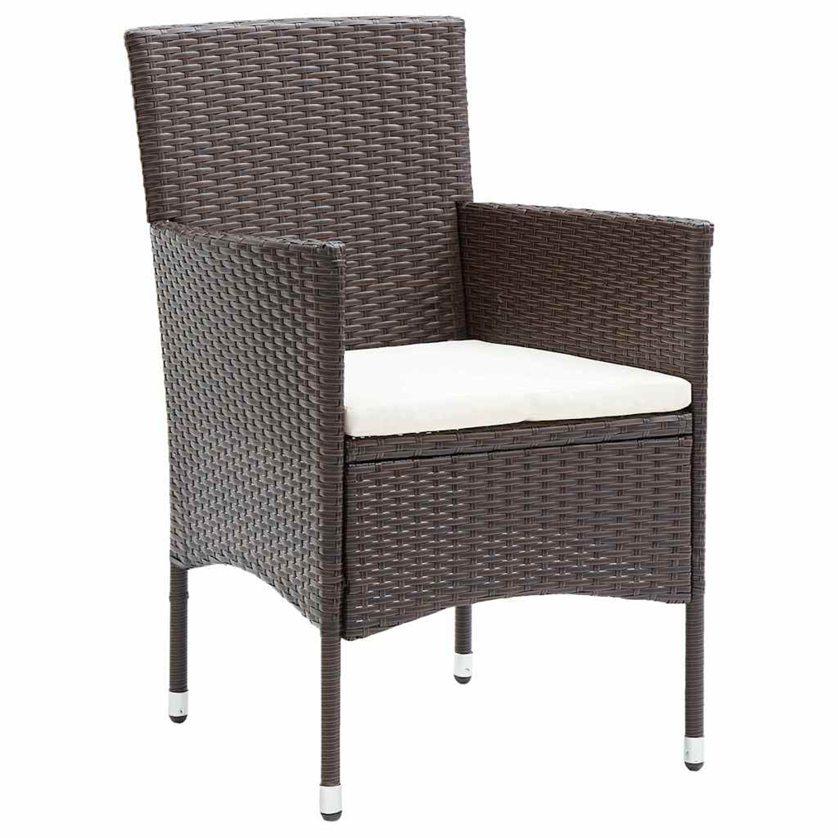 Una sedia in vimini marrone con braccioli, un cuscino bianco e quattro gambe con punte bianche, su sfondo bianco.